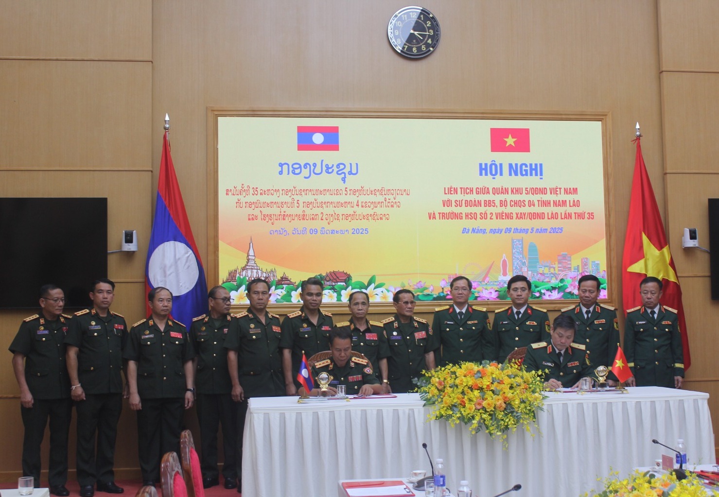 ສຳເລັດກອງປະຊຸມສາມັນ ຄັ້ງທີ 35 ລະຫວ່າງກອງພົນທີ 5 ກອງບັນຊາການທະຫານ 4 ແຂວງພາກໃຕ້, ໂຮງຮຽນກໍ່ສ້າງນາຍສິບເລກ 2 ວຽງໄຊ ກັບ ກອງບັນຊາການທະຫານເຂດ 5 ກອງທັບປະຊາຊົນຫວຽດນາມ