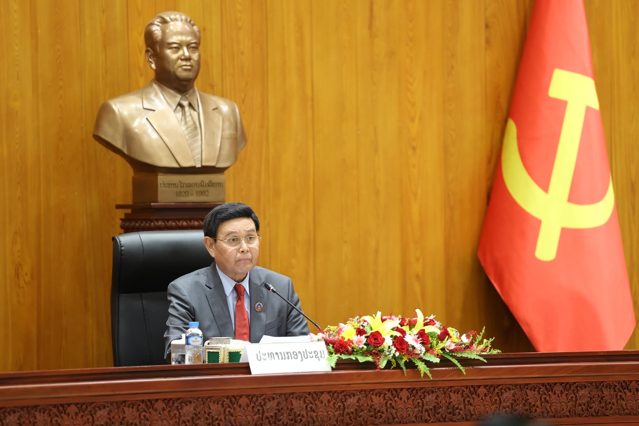 ພາແຫ່ງຊາດ ປະດັບຫຼຽນກາລະນຶກ 70 ປີວັນສ້າງຕັ້ງພັກປະຊາຊົນປະຕິວັດລາວ ໃຫ້ແກ່ສະມາຊິກພັກທີ່ເປັນການນໍາຂັ້ນສູງຂອງສະພາແຫ່ງຊາດ.