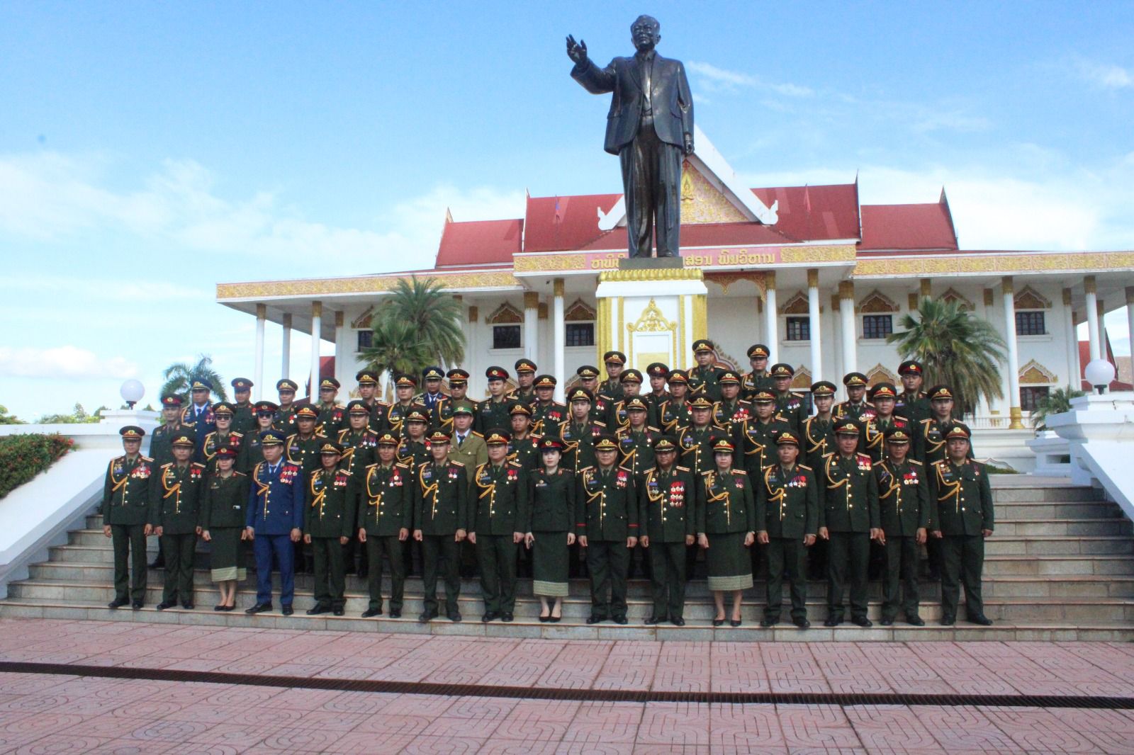 ຄະນະຜູ້ແທນຊາວໜຸ່ມກອງທັບ ເຂົ້າວາງພວງມາລາ ຢູ່ອະນຸສາວະລີນັກຮົບນິລະນາມ