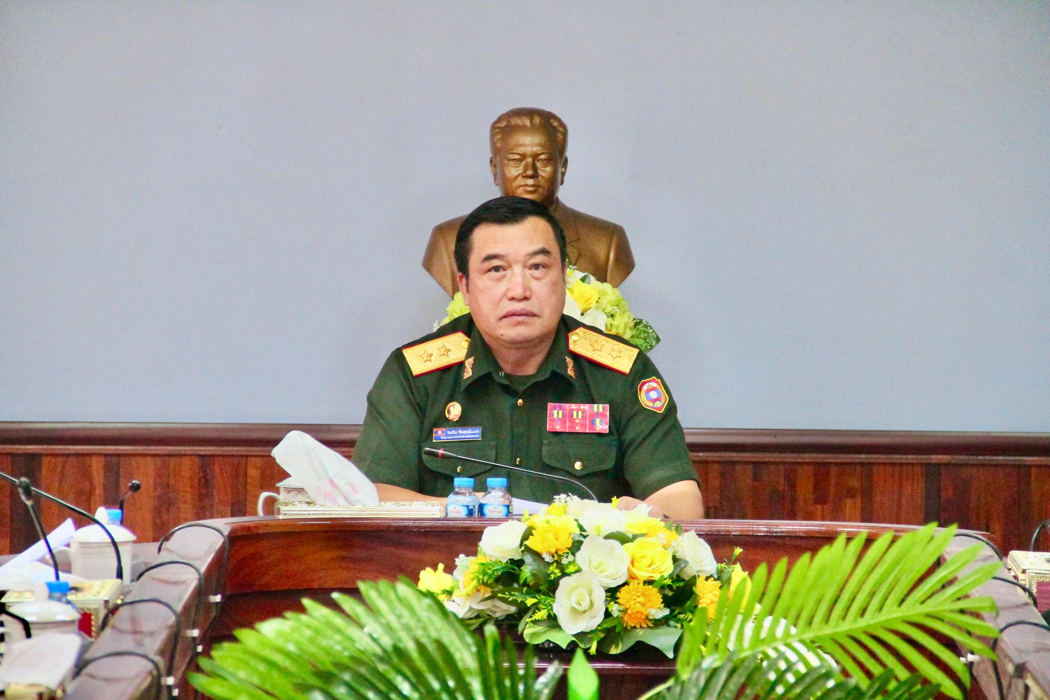 ກອງປະຊຸມເຜີຍແຜ່ແຜນການເຄື່ອນໄຫວວຽກງານການເມືອງ ຮັບປະກັນໃຫ້ແກ່ການຈັດຕັ້ງຫັດແອບກຳລັງ ສະເຫຼີມສະຫຼອງວັນສະຖາປະນາ ສປປ ລາວ ຄົບຮອບ 50 ປີ