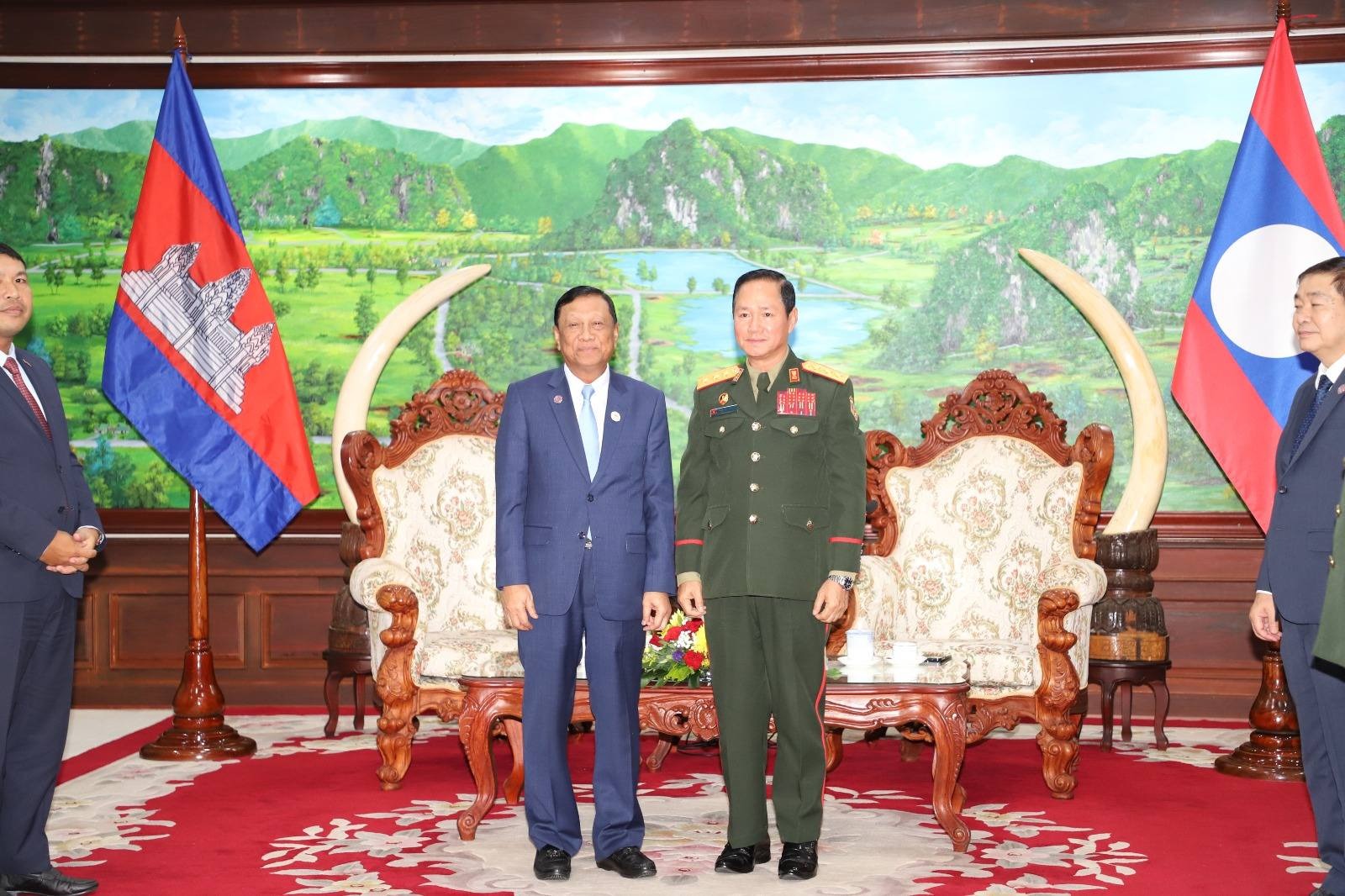 ລັດຖະມົນຕີກະຊວງປ້ອງກັນປະເທດ ຕ້ອນຮັບການເຂົ້າຢ້ຽມຂໍ່ານັບ ຂອງປະທານສະມາຄົມມິດຕະພາບ ກໍາປູເຈຍ-ລາວ