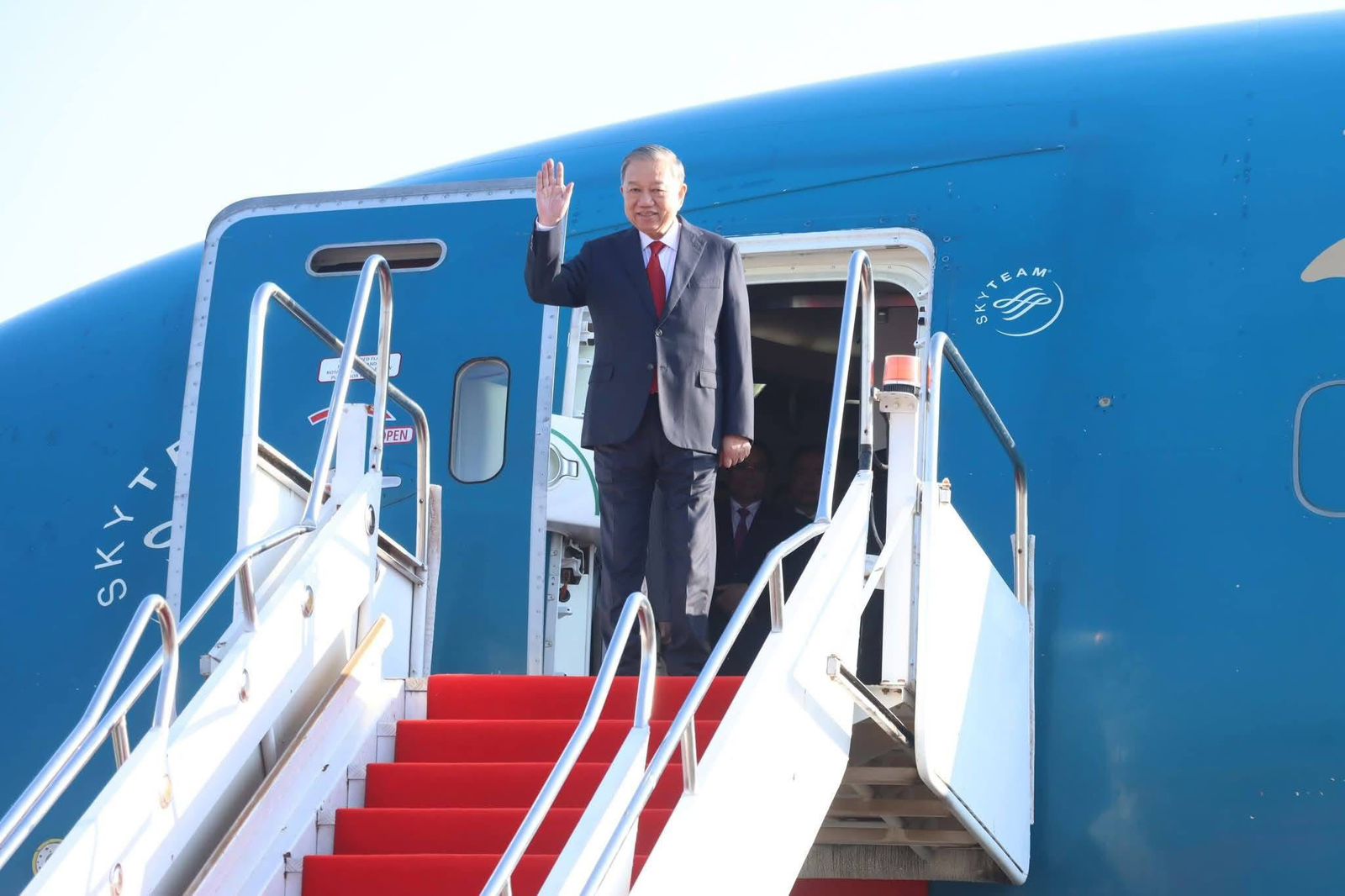 ເລຂາທິການໃຫຍ່ ພັກກອມມູນິດຫວຽດນາມ ເດີນທາງເຖິງນະຄອນຫຼວງວຽງຈັນ